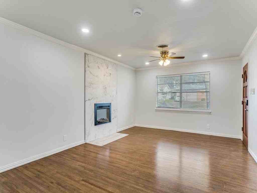 1404 Ravenwood Dr - Photo 2 of 12