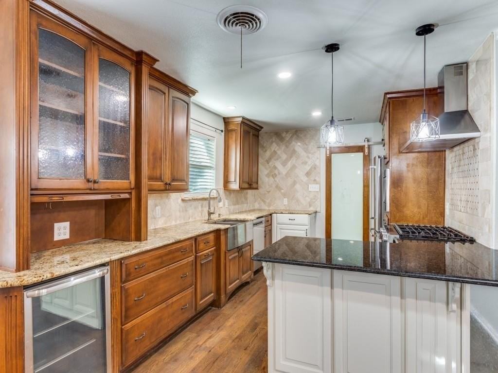 1404 Ravenwood Dr - Photo 4 of 12