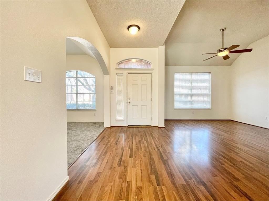 9711 Saddle Dr - Photo 3 of 40