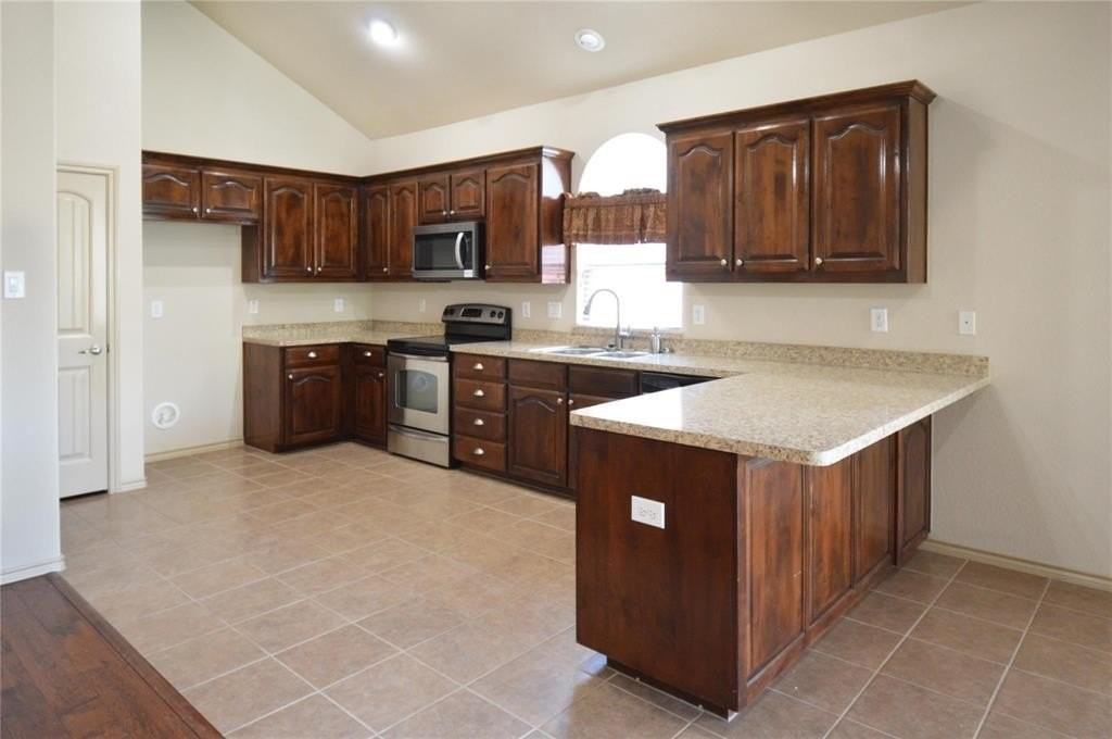 3304 Stonecrop Trl - Photo 3 of 12