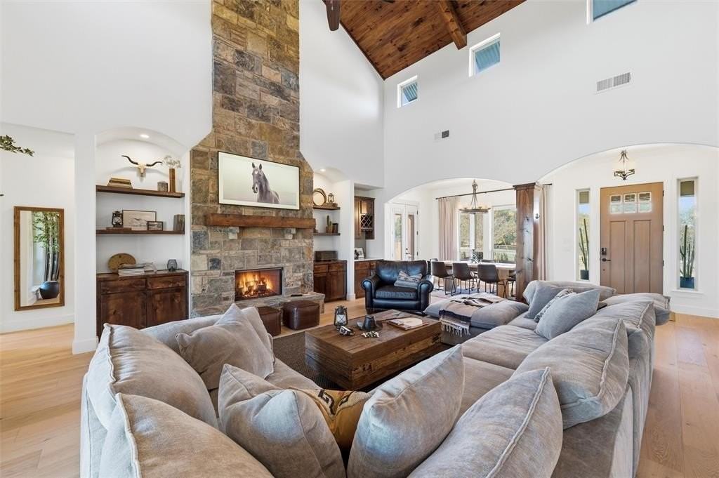 570 S Point Ct - Photo 3 of 40