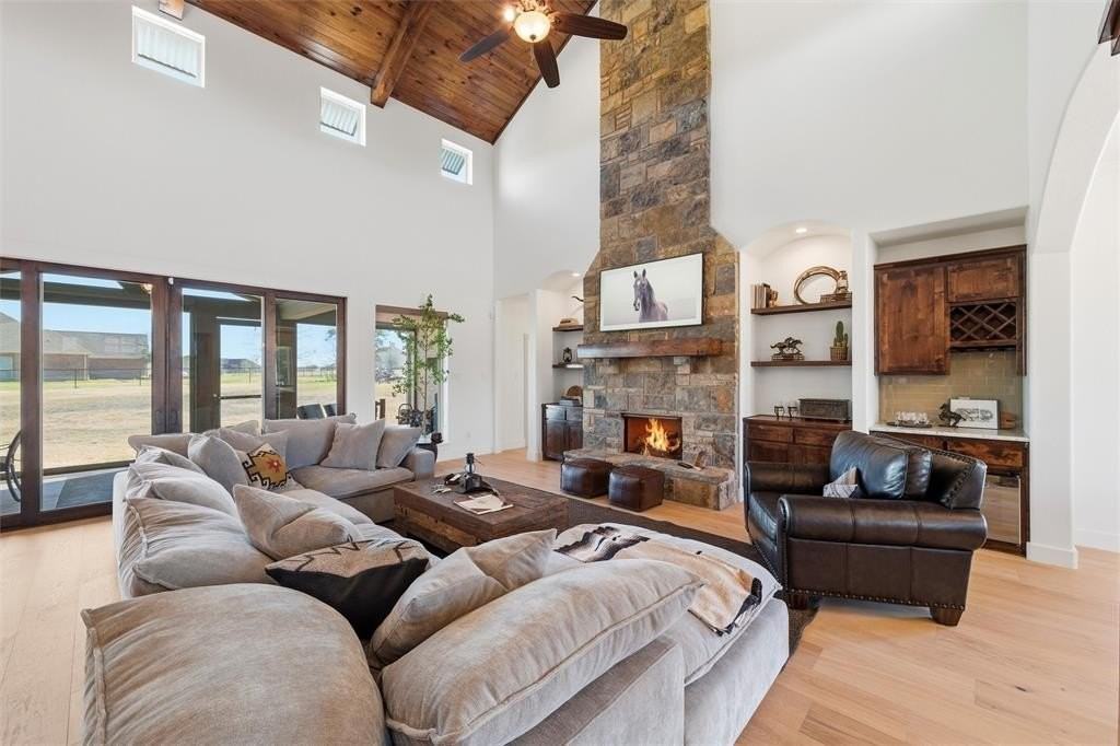 570 S Point Ct - Photo 4 of 40