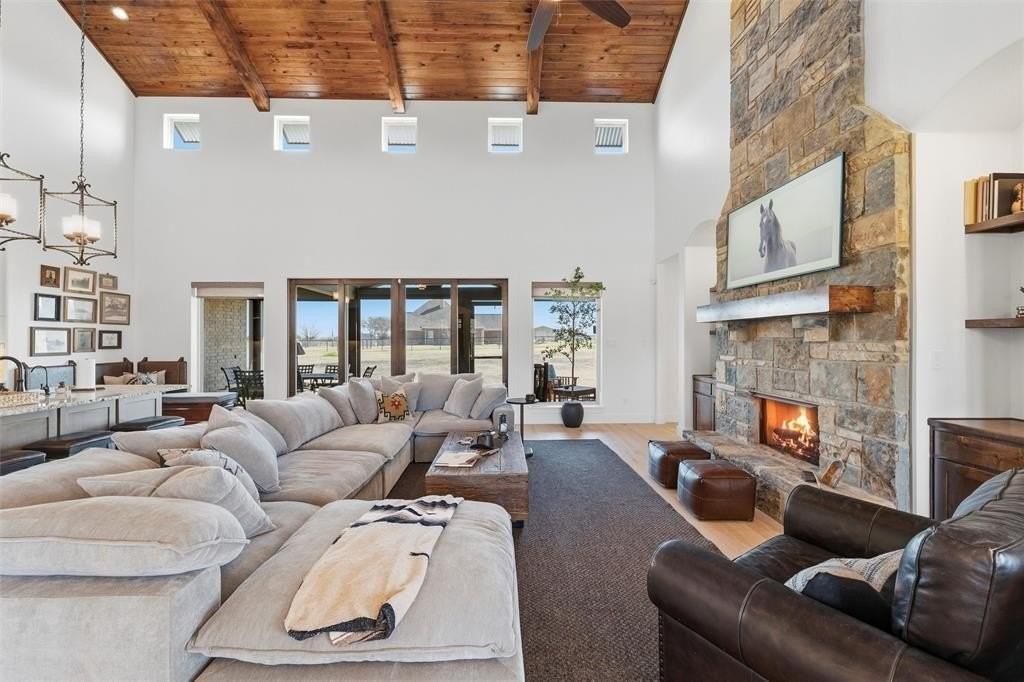 570 S Point Ct - Photo 5 of 40