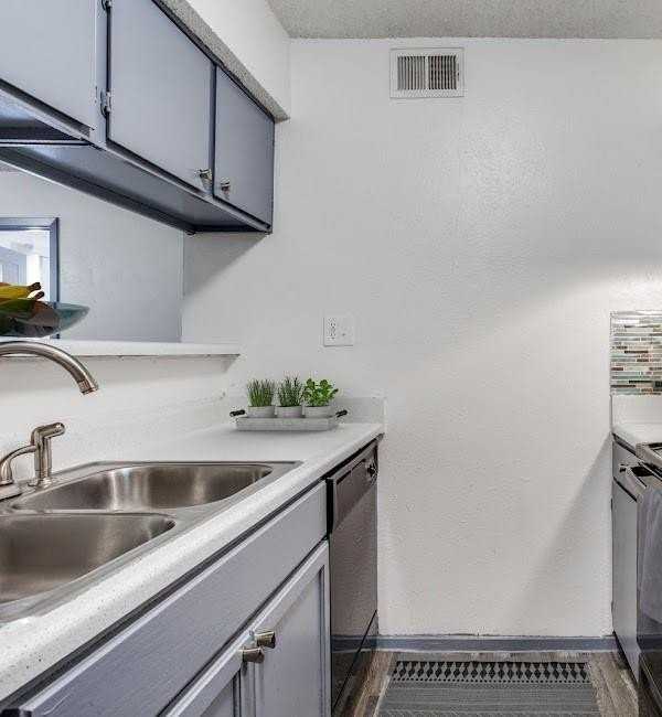 601 Bellaire Dr - Photo 3 of 14