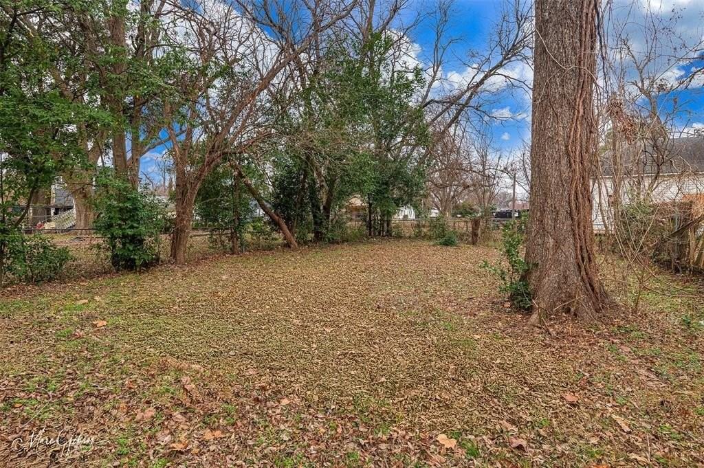 325 Edwards St - Photo 2 of 12