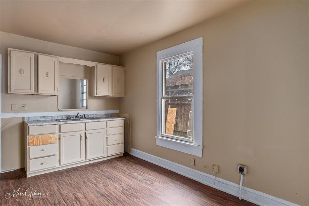 325 Edwards St - Photo 7 of 12