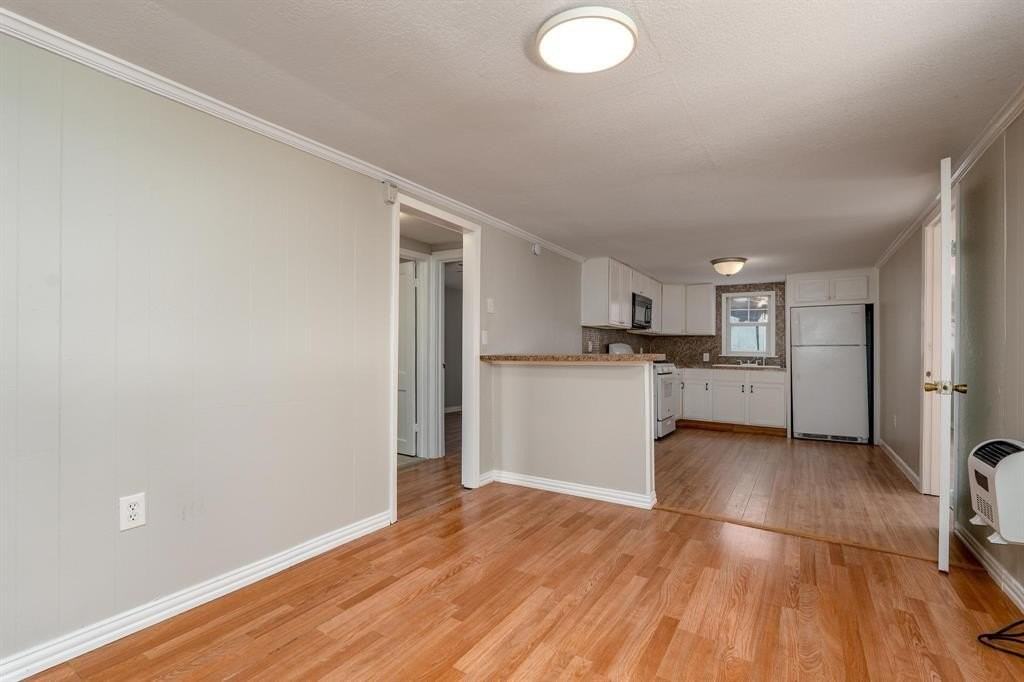 3017 Clinton St - Photo 5 of 25