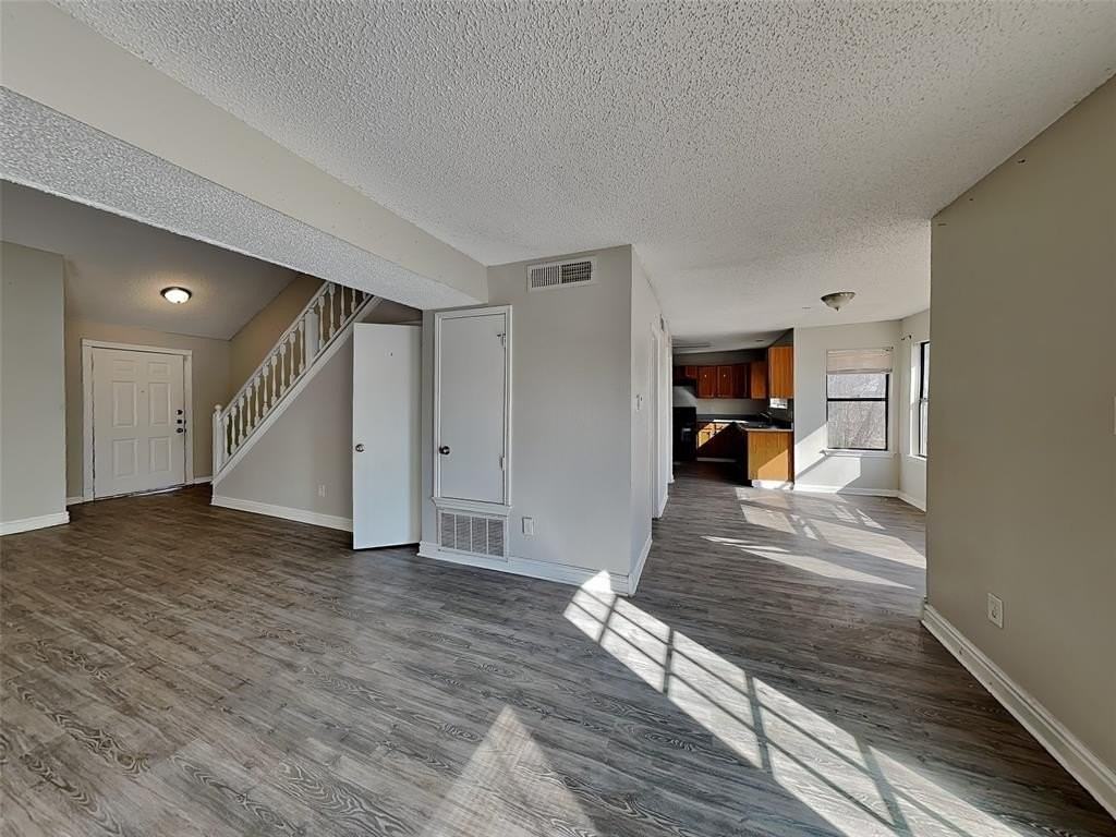 1506 Briarpath Ln - Photo 5 of 29