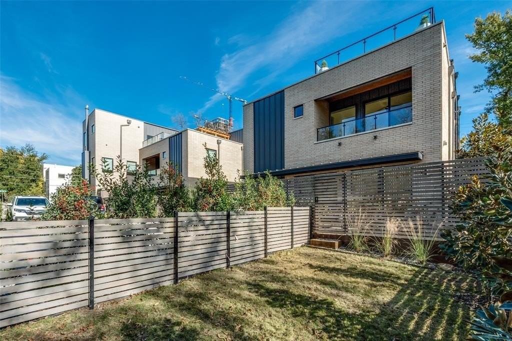 4414 Abbott Ave - Photo 4 of 31