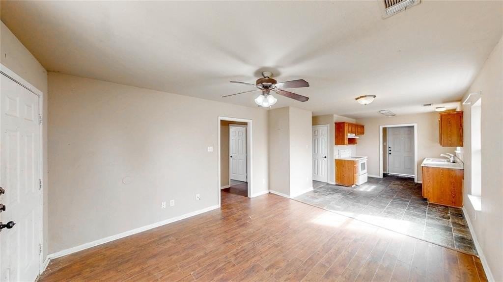 701 E College St - Photo 6 of 22