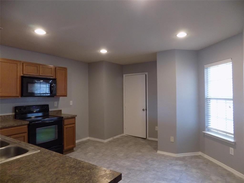 16905 Thorntree Ct - Photo 4 of 14