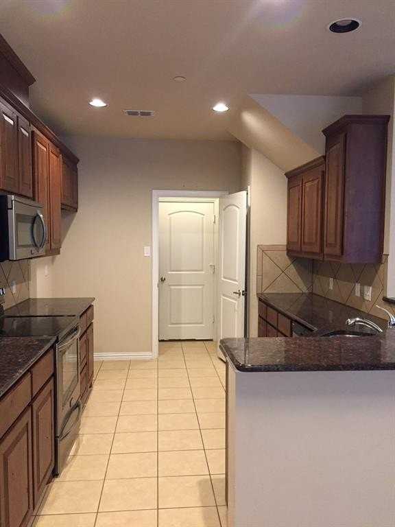 243 Sherburne St - Photo 4 of 7