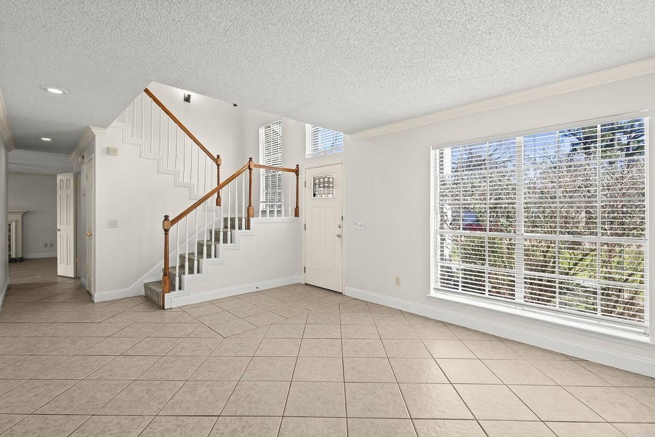 22919 Garden Canyon Dr - Photo 2 of 26