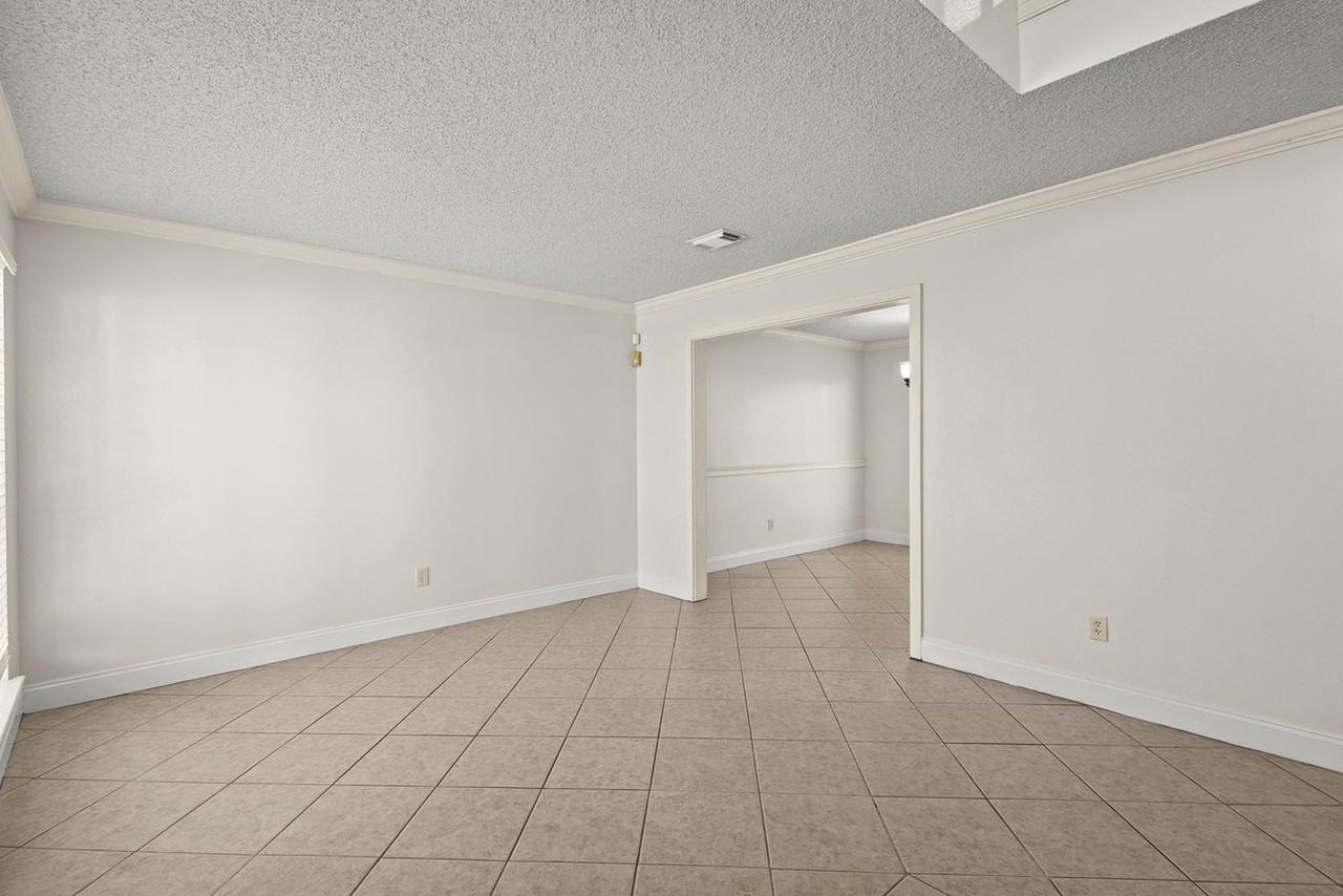 22919 Garden Canyon Dr - Photo 3 of 26