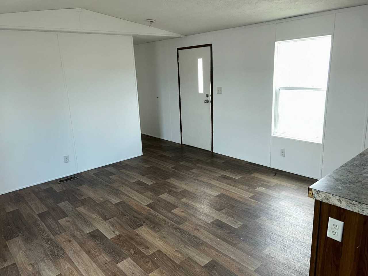 315 Mark Rd - Photo 4 of 10