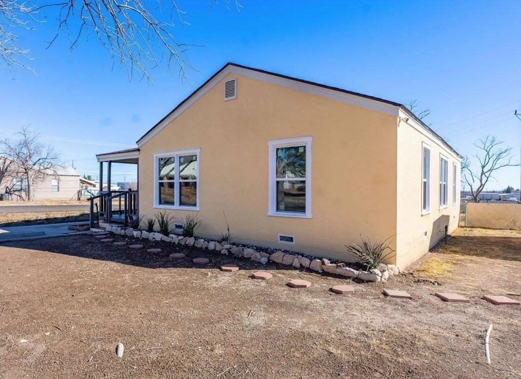 208 N Gillis St - Photo 4 of 14