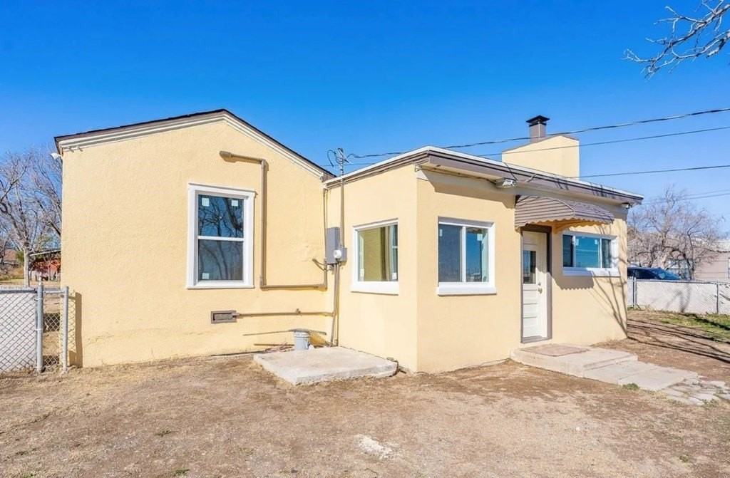 208 N Gillis St - Photo 6 of 14