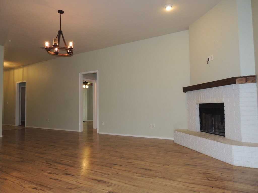 415 Nolan Ryan Dr - Photo 2 of 28