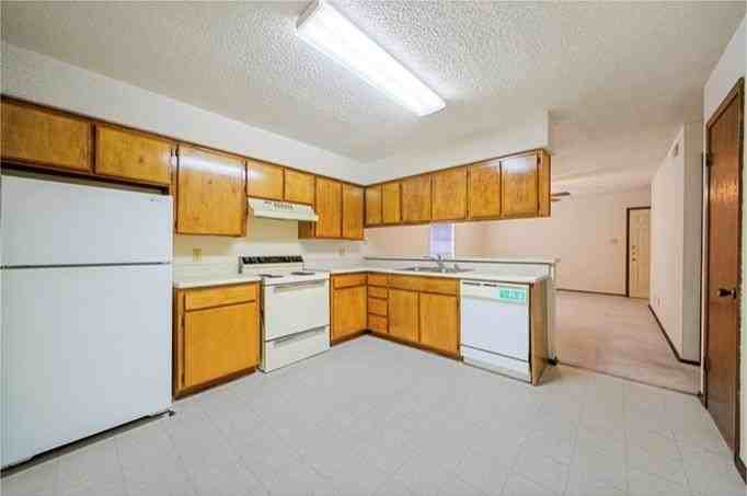 2901 W Louisiana Ave #3 - Photo 4 of 14