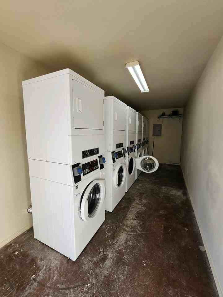 1307 N Carol Ave Unit A2 - Photo 2 of 33