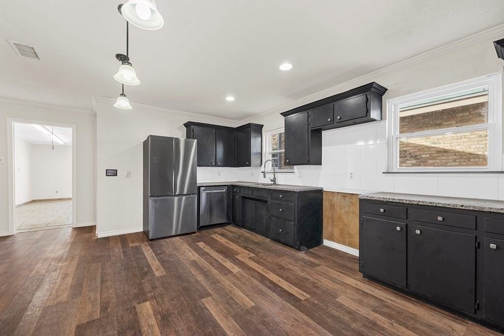 2810 Bonham Ave - Photo 5 of 14