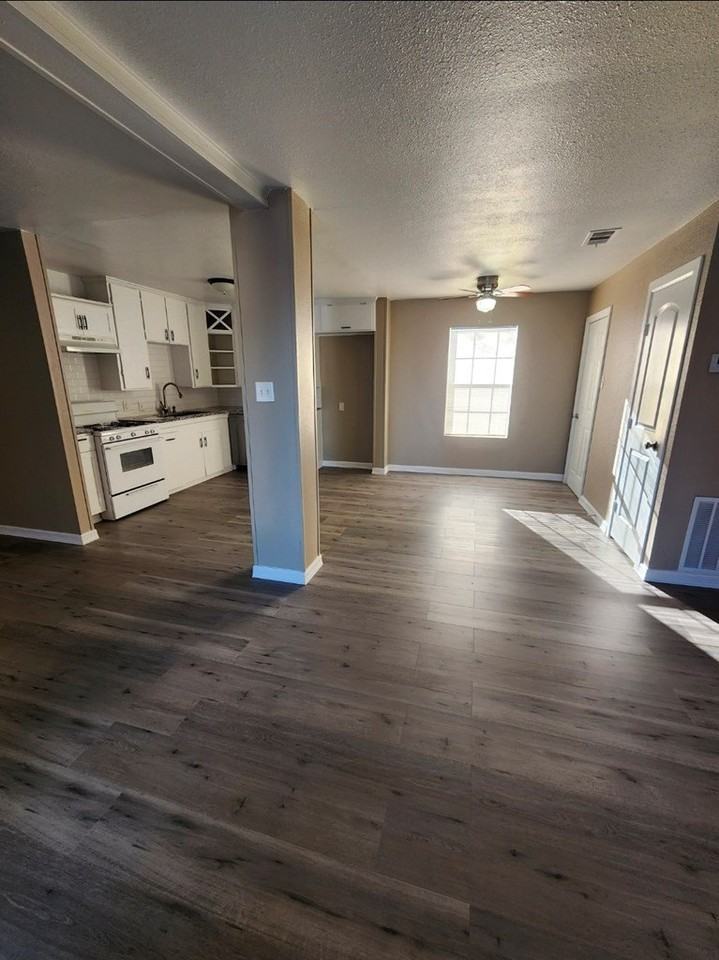 1915 N Tyler St - Photo 3 of 26