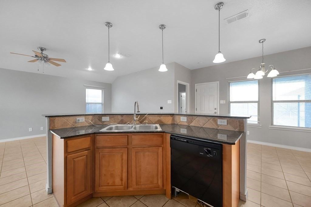 1121 1121 Laredo unit: Dr - Photo 2 of 25