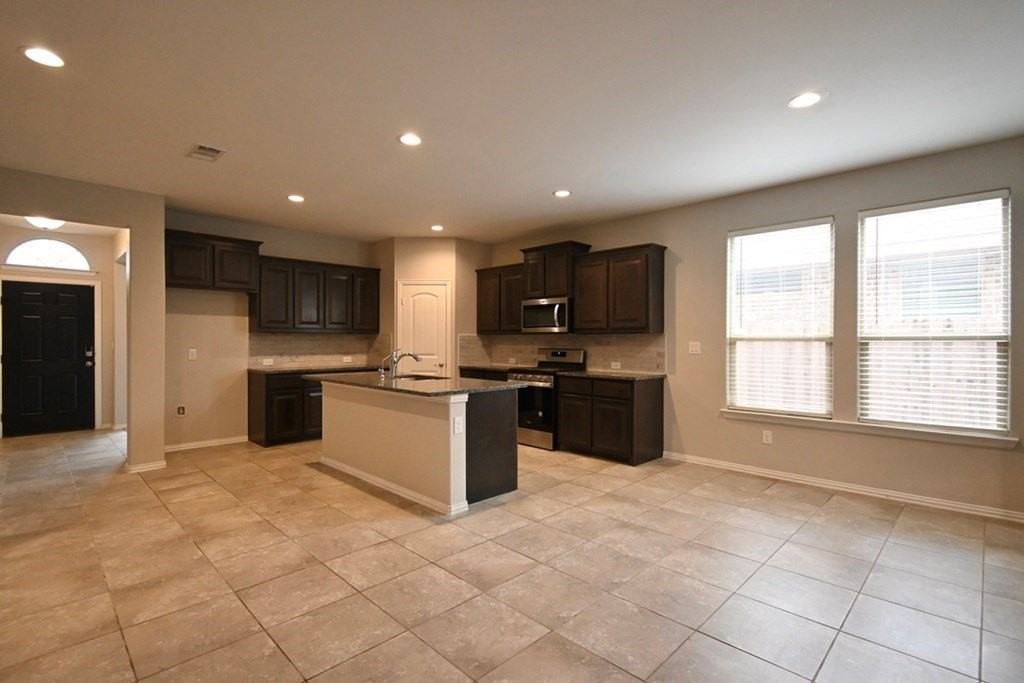 1412 Laguna Meadows Trl - Photo 2 of 11