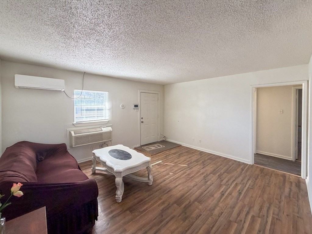 1104 N Carrizo St - Photo 6 of 13