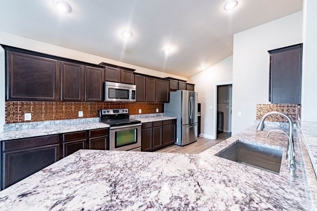 5712 Champions Dr - Photo 5 of 30