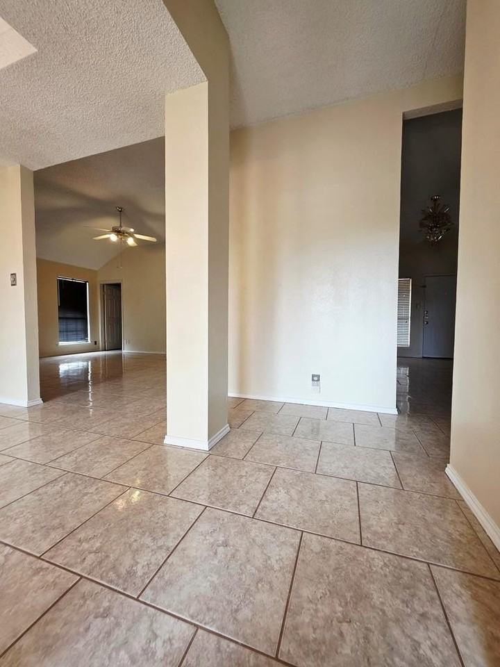 5012 Brunswick Cir - Photo 3 of 10