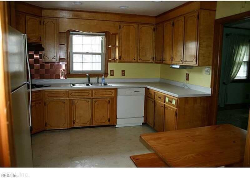 236 S Parliament Dr - Photo 6 of 11