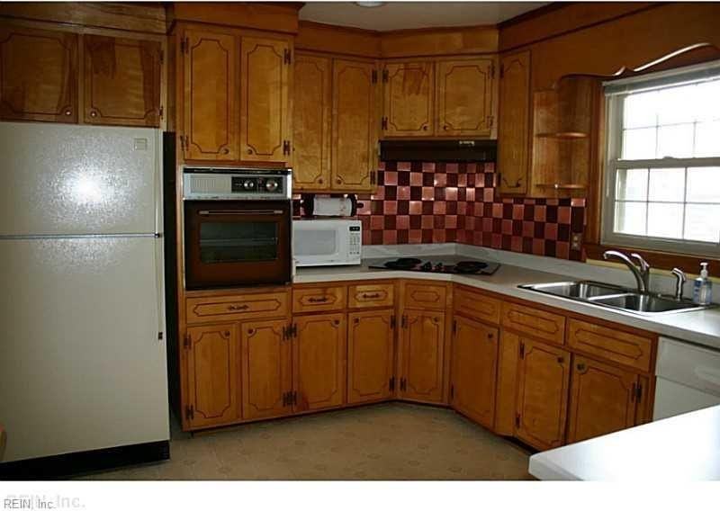 236 S Parliament Dr - Photo 7 of 11