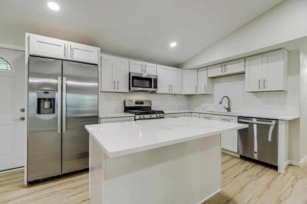 835 Niagara Ln N - Photo 5 of 32