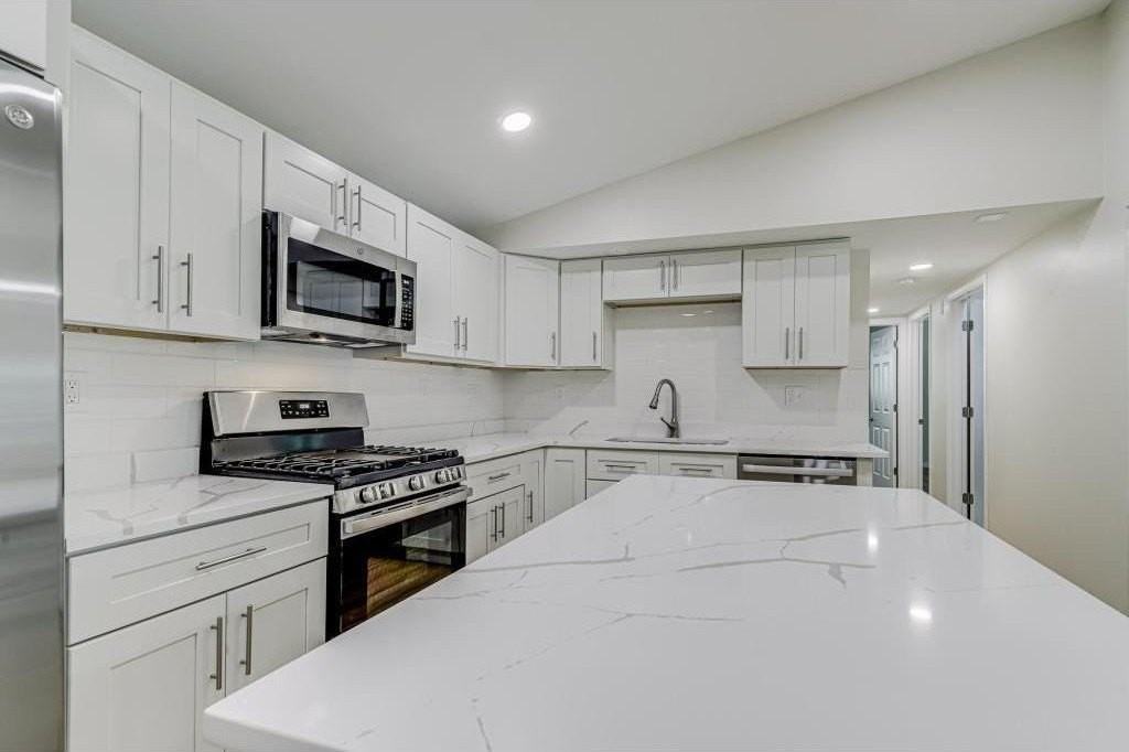 835 Niagara Ln N - Photo 6 of 32