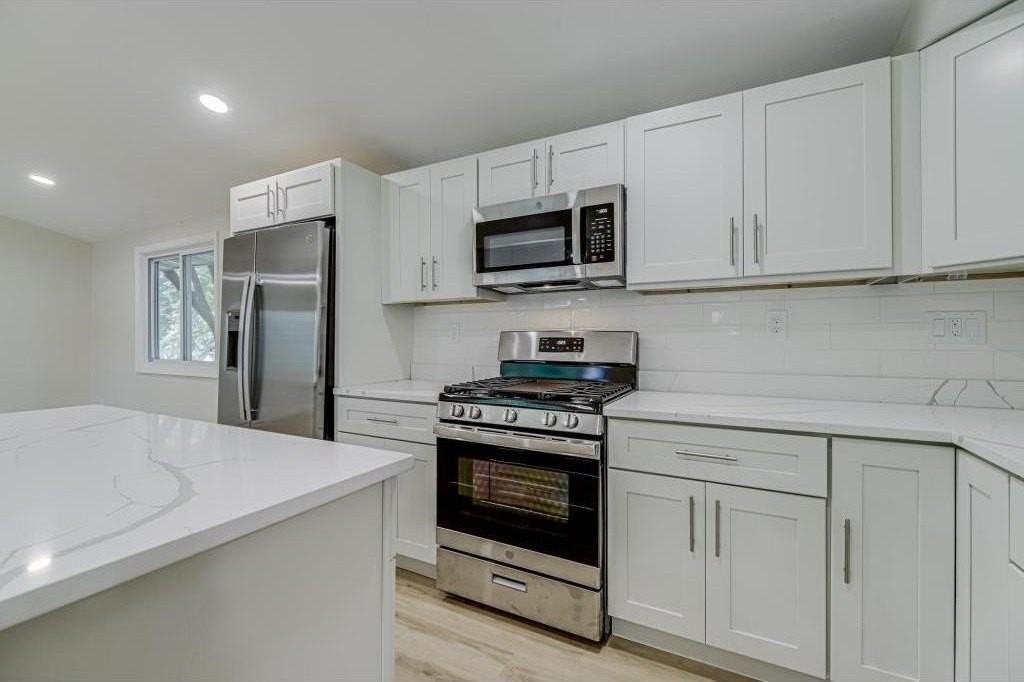 835 Niagara Ln N - Photo 7 of 32