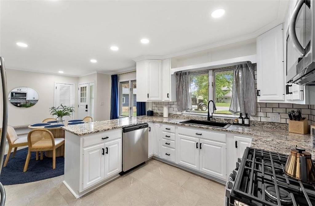 1424 Vista Ln - Photo 3 of 25