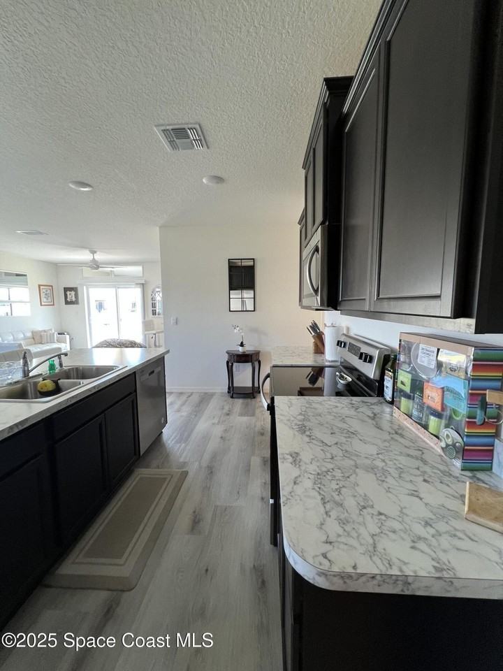 976 Trinity St - Photo 6 of 50