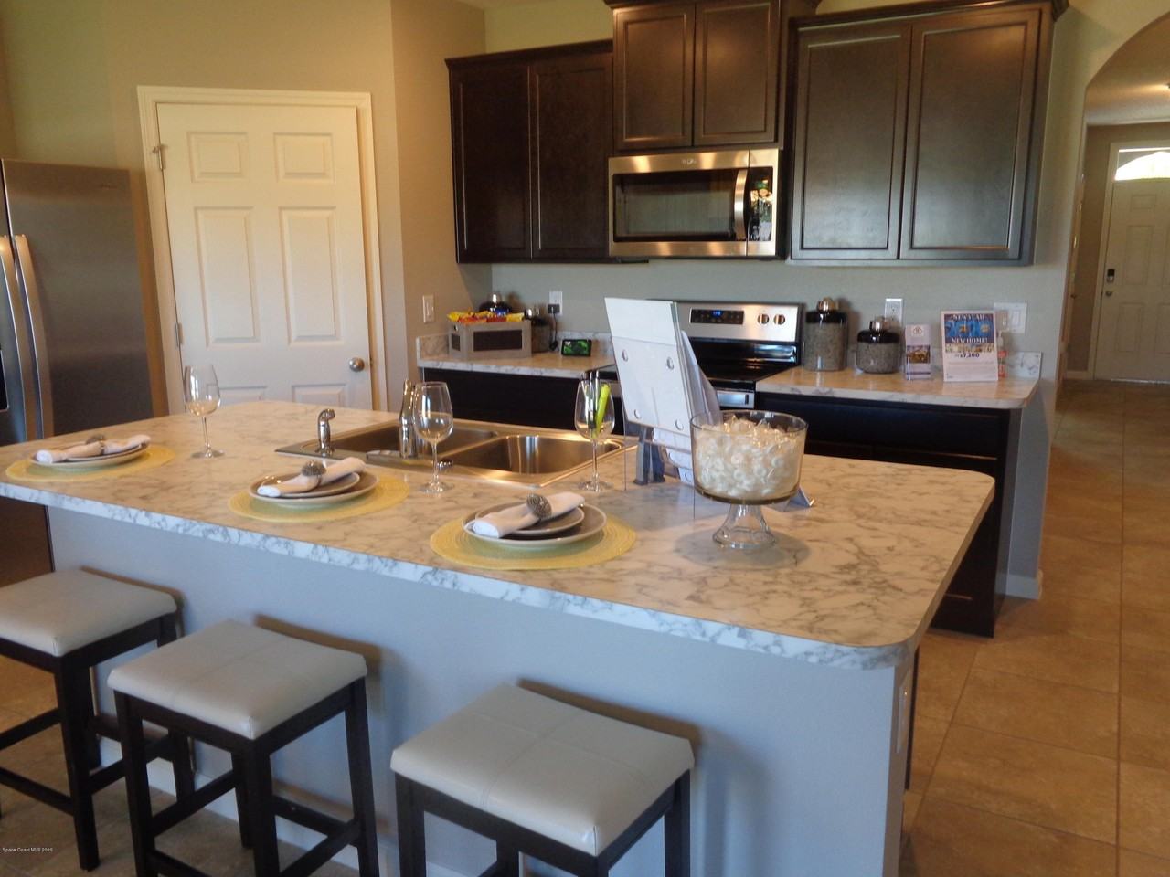 411 Cougar St - Photo 3 of 50