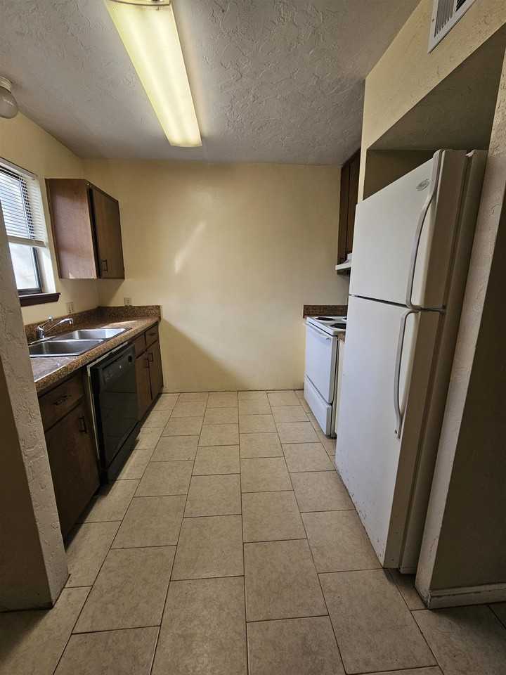 3714 Rockbrook Dr Apt C - Photo 4 of 23