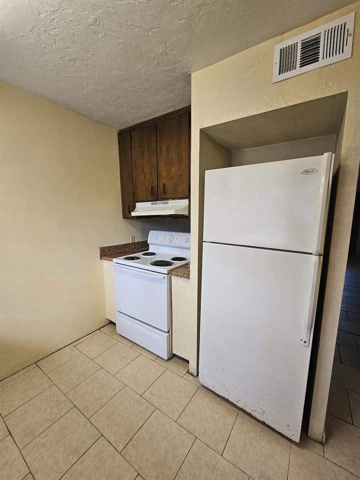 3714 Rockbrook Dr Apt C - Photo 6 of 23