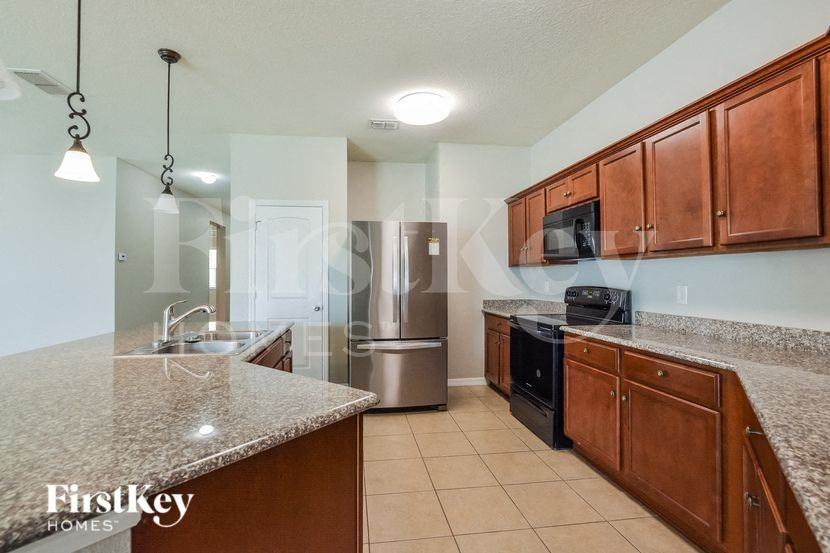 1511 Angler Ave - Photo 5 of 15