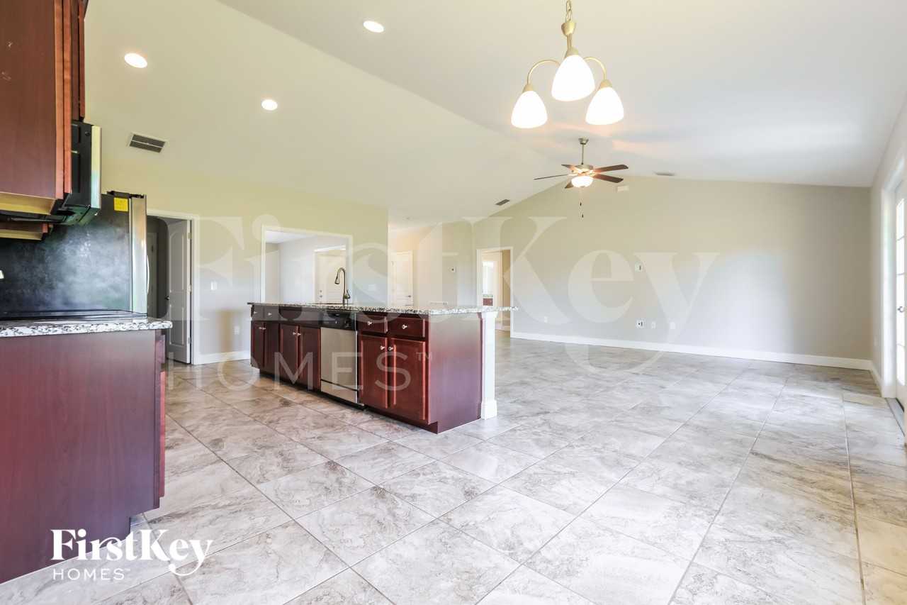 282 Franca St - Photo 4 of 15