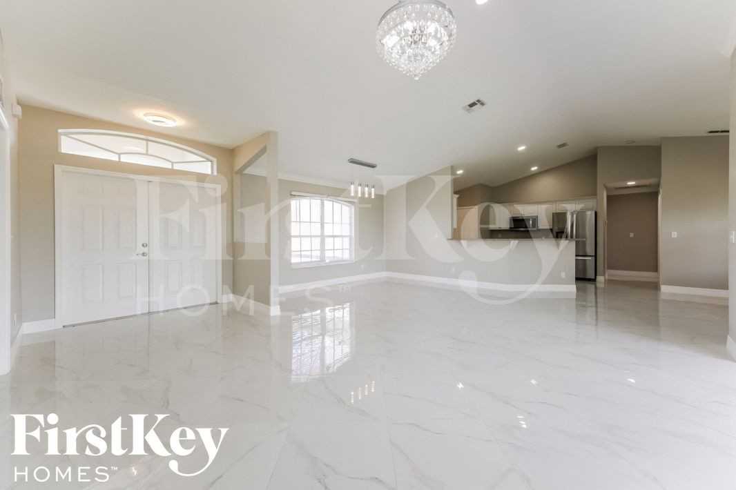 530 Ne 15th Ter - Photo 3 of 15