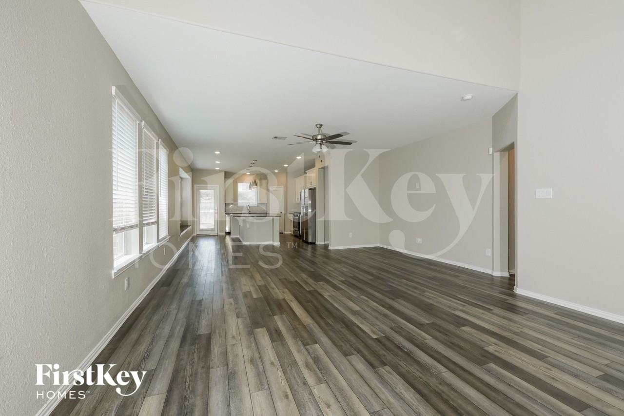 29884 Dovetail Bluff Ln - Photo 2 of 15