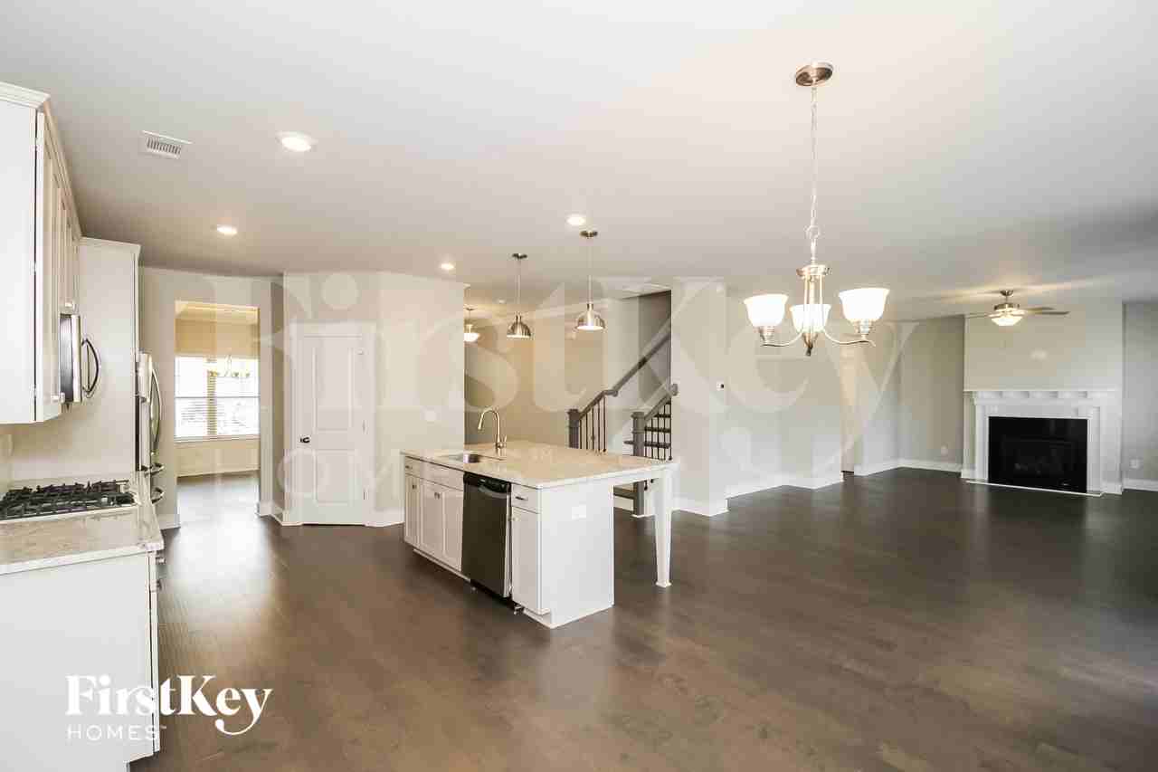 223 Crestbrook Ln - Photo 5 of 15