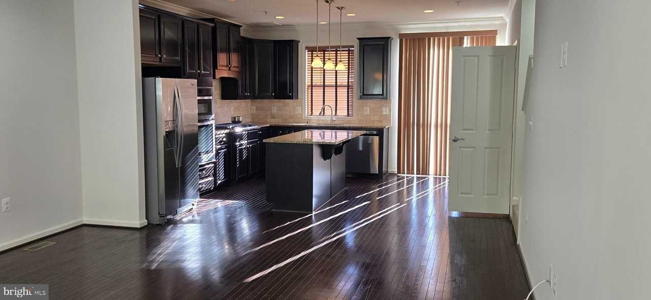 14067 Marketcenter Dr - Photo 6 of 32