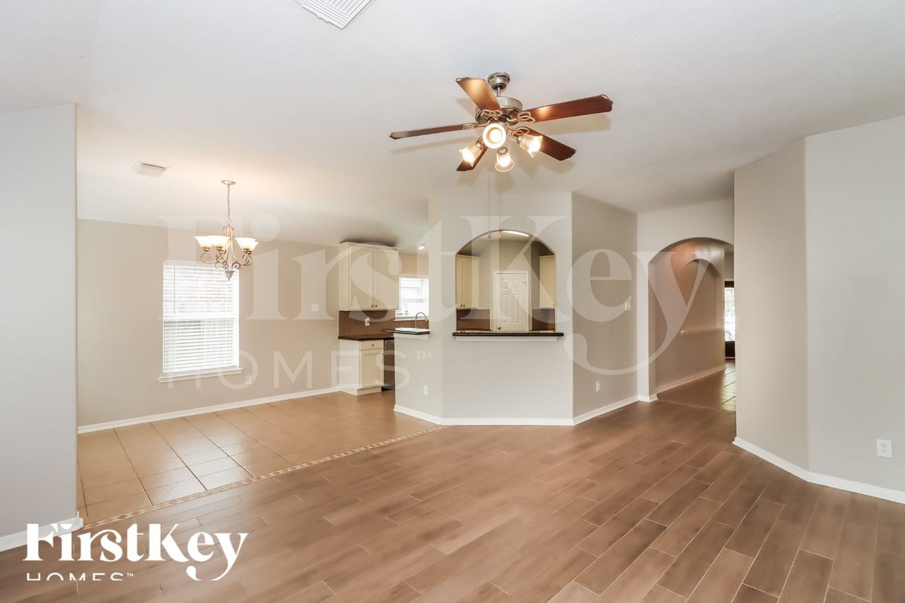 2726 Lakecrest Way Dr - Photo 3 of 18