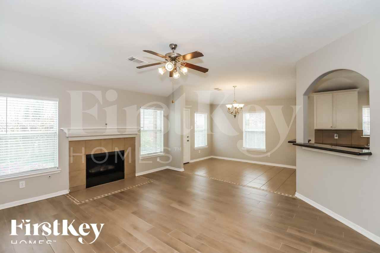 2726 Lakecrest Way Dr - Photo 4 of 18