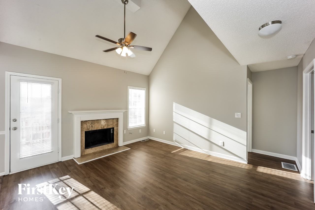 1127 Forest Gln - Photo 3 of 15